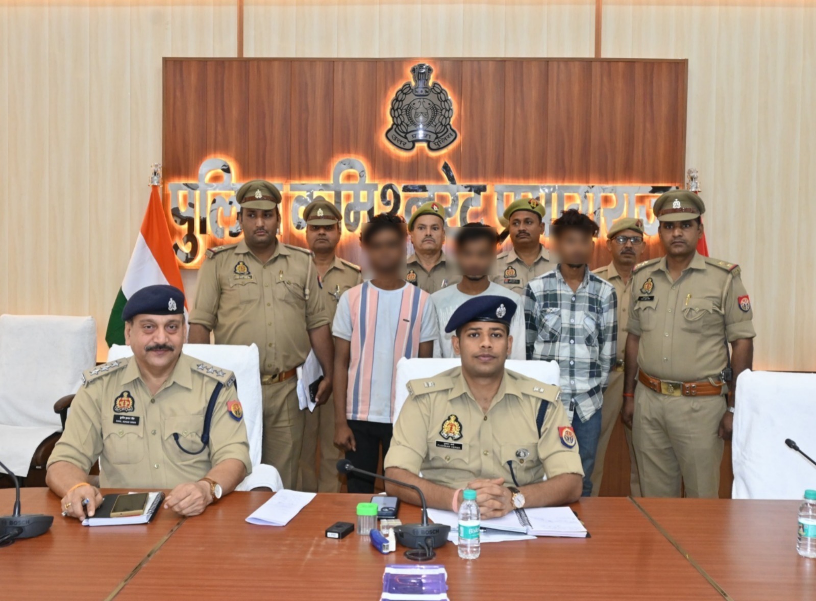 प्रयागराज में गिरफ्तार लुटेरों का छाया चित्र प्रयागराज में गिरफ्तार लुटेरों का छाया चित्र