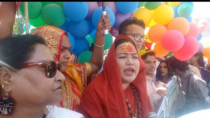 प्रयागराज के सुभाष चौराहे पर किन्नर दिवस मनाते हुए किन्नरों का छाया चित्र प्रयागराज के सुभाष चौराहे पर किन्नर दिवस मनाते हुए किन्नरों का छाया चित्र