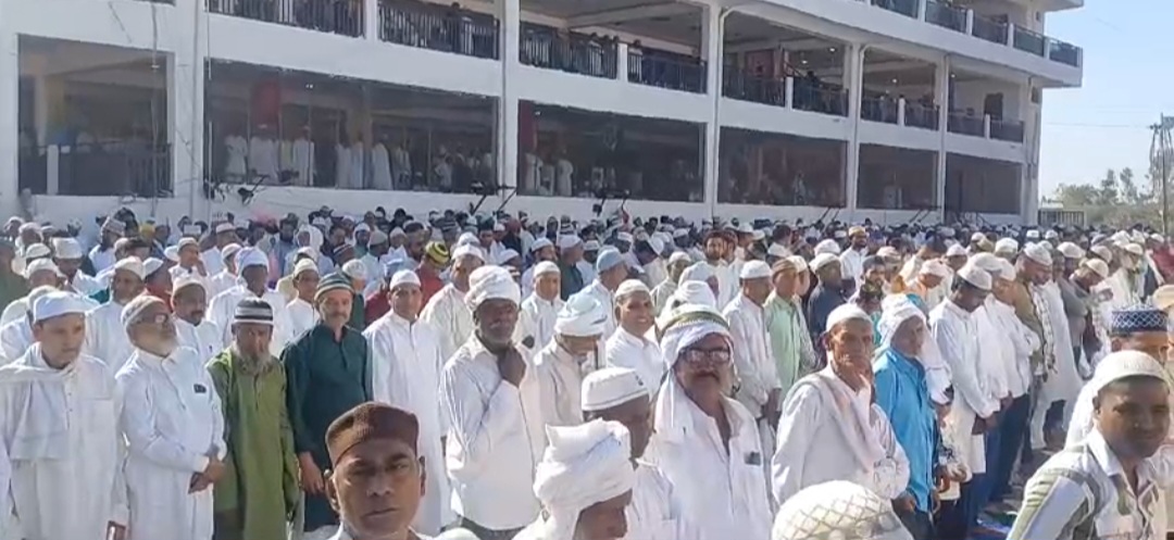 बड़ी संख्या में एकत्रित नवाजी बड़ी संख्या में एकत्रित नवाजी