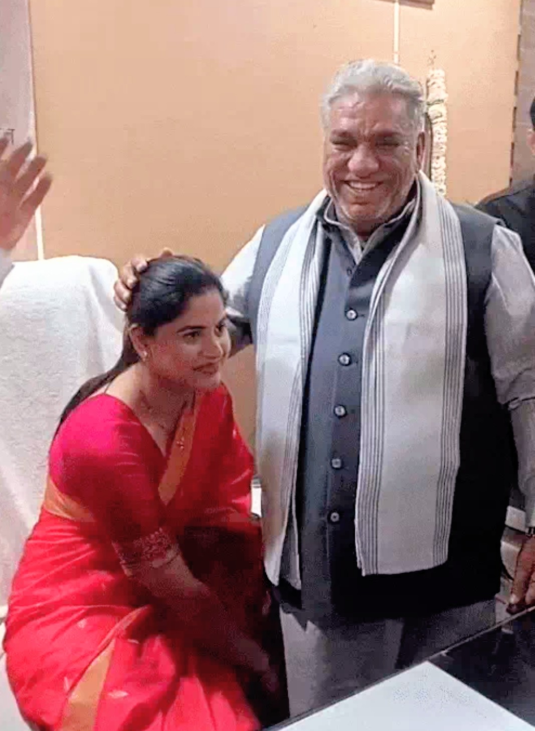 मेयर की कुर्सी पर बैठते ही मंत्री कृष्ण लाल पंवार के पैर छू कर आशीर्वाद नव निर्वाचित मेयर लेती कोमल सैनी। मेयर की कुर्सी पर बैठते ही मंत्री कृष्ण लाल पंवार के पैर छू कर आशीर्वाद नव निर्वाचित मेयर लेती कोमल सैनी।