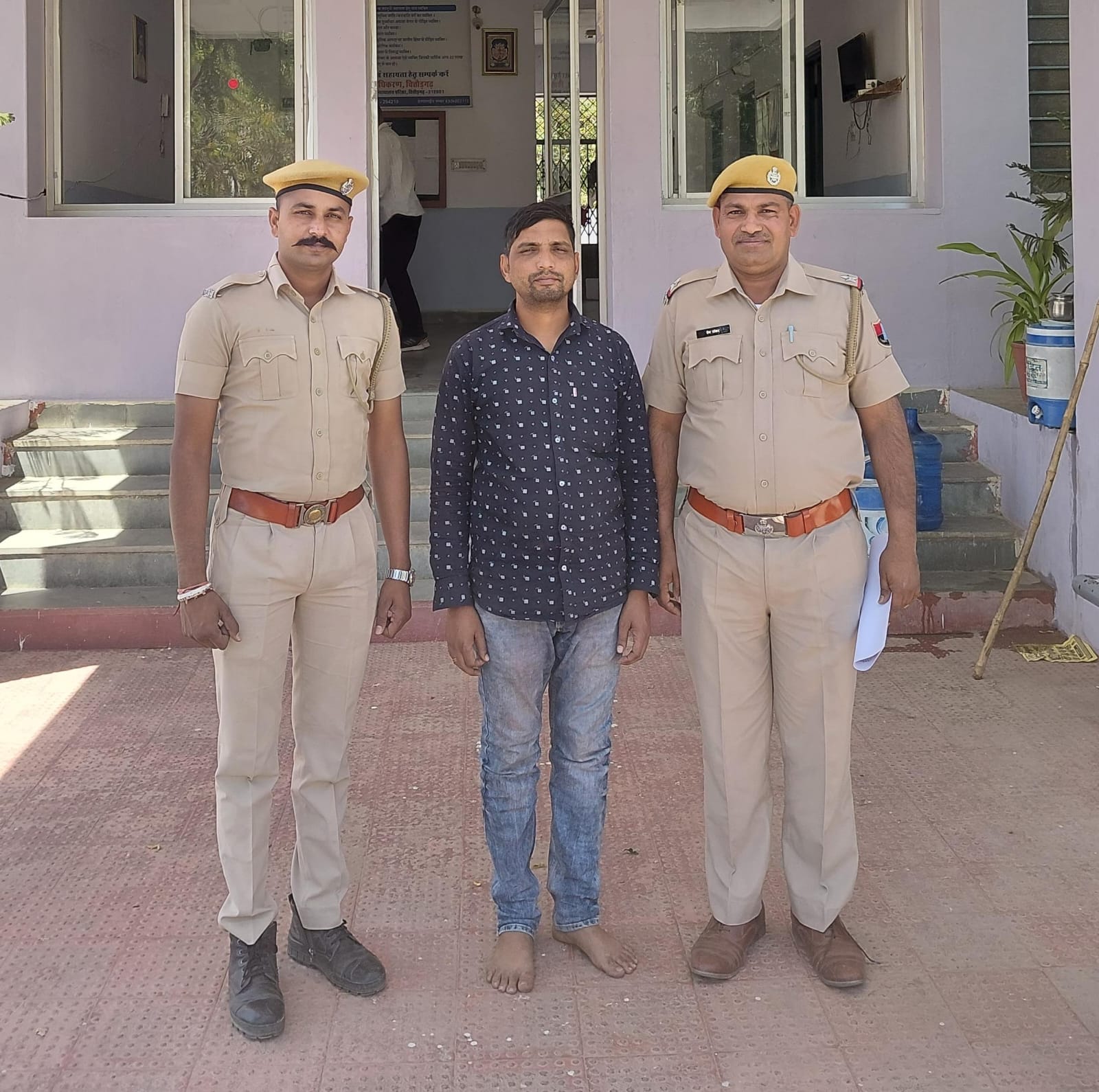 चित्तौड़गढ़ जिले की मंगलवाड़ थाना पुलिस ने फर्जी पट्टे के मामले में सरपंच को गिरफ्तार किया। चित्तौड़गढ़ जिले की मंगलवाड़ थाना पुलिस ने फर्जी पट्टे के मामले में सरपंच को गिरफ्तार किया।