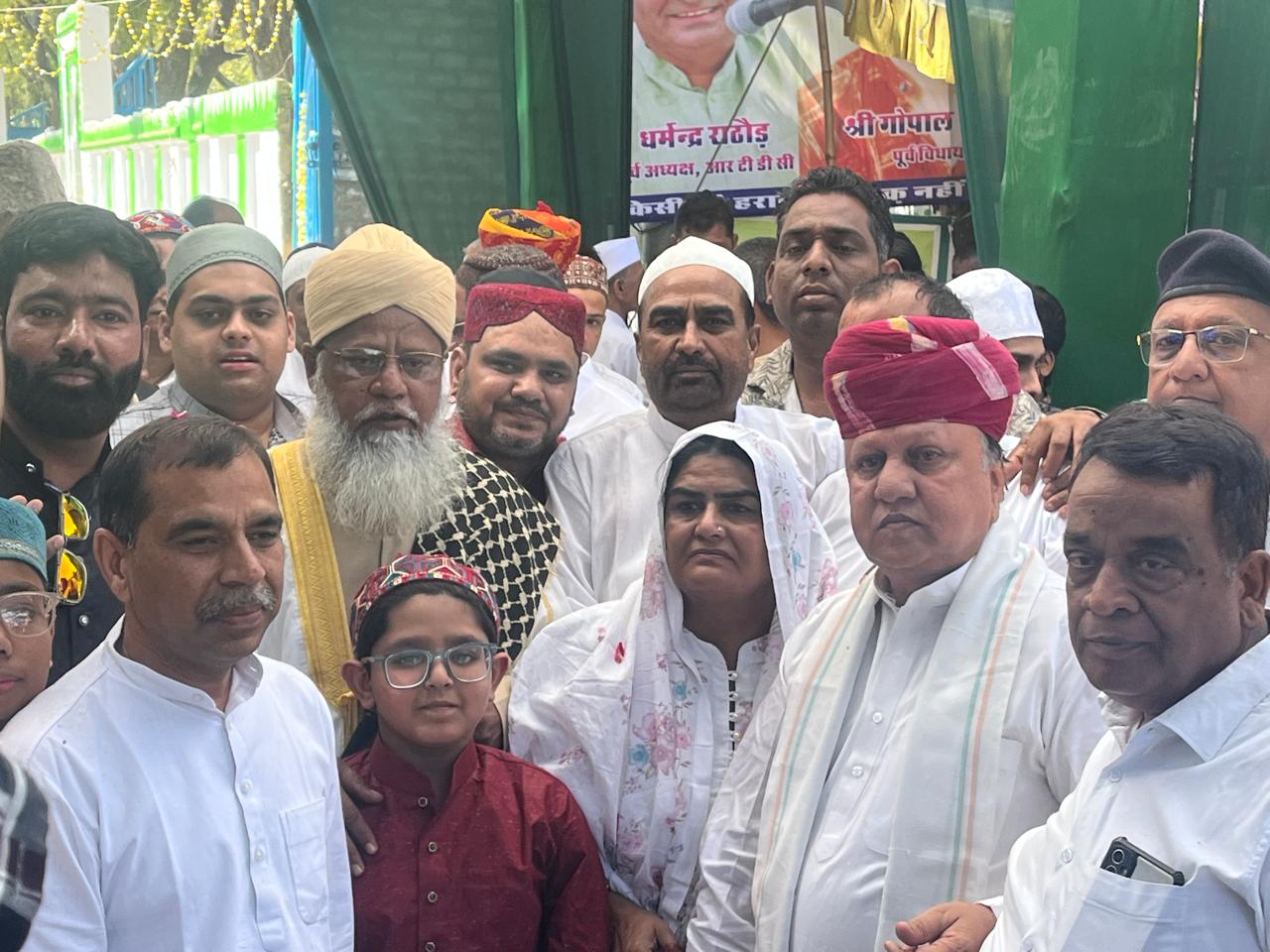 ईद उल फितर का पर्व सौहार्द व भाईचारे से मनाया ईद उल फितर का पर्व सौहार्द व भाईचारे से मनाया