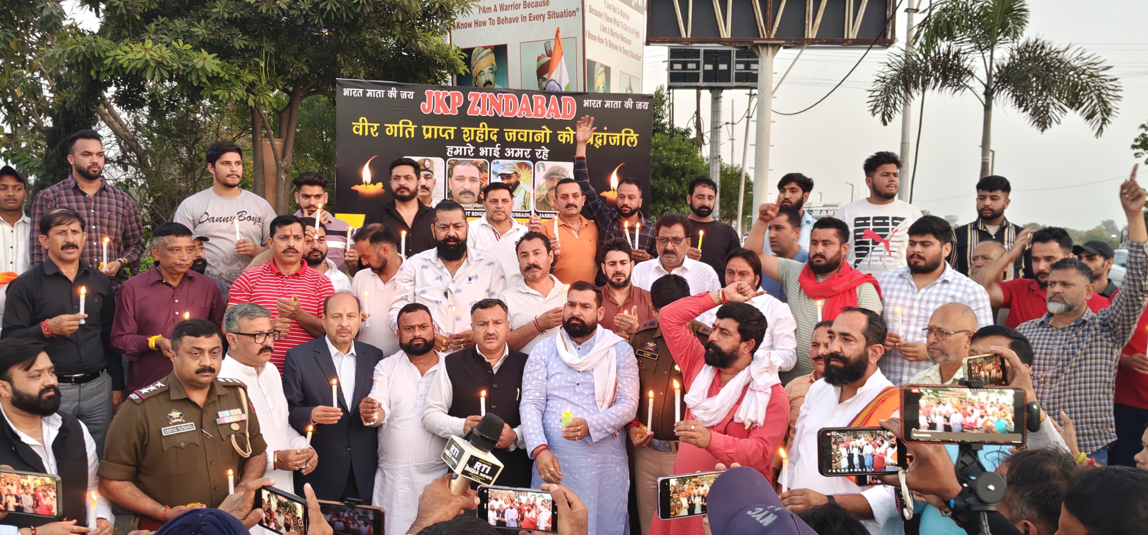 युवा राजपूत सभा-जम्मू-कश्मीर ने शहादत पर शोक व्यक्त करने और प्रशासन के खिलाफ विरोध जताने के लिए कैंडल मार्च निकाला युवा राजपूत सभा-जम्मू-कश्मीर ने शहादत पर शोक व्यक्त करने और प्रशासन के खिलाफ विरोध जताने के लिए कैंडल मार्च निकाला