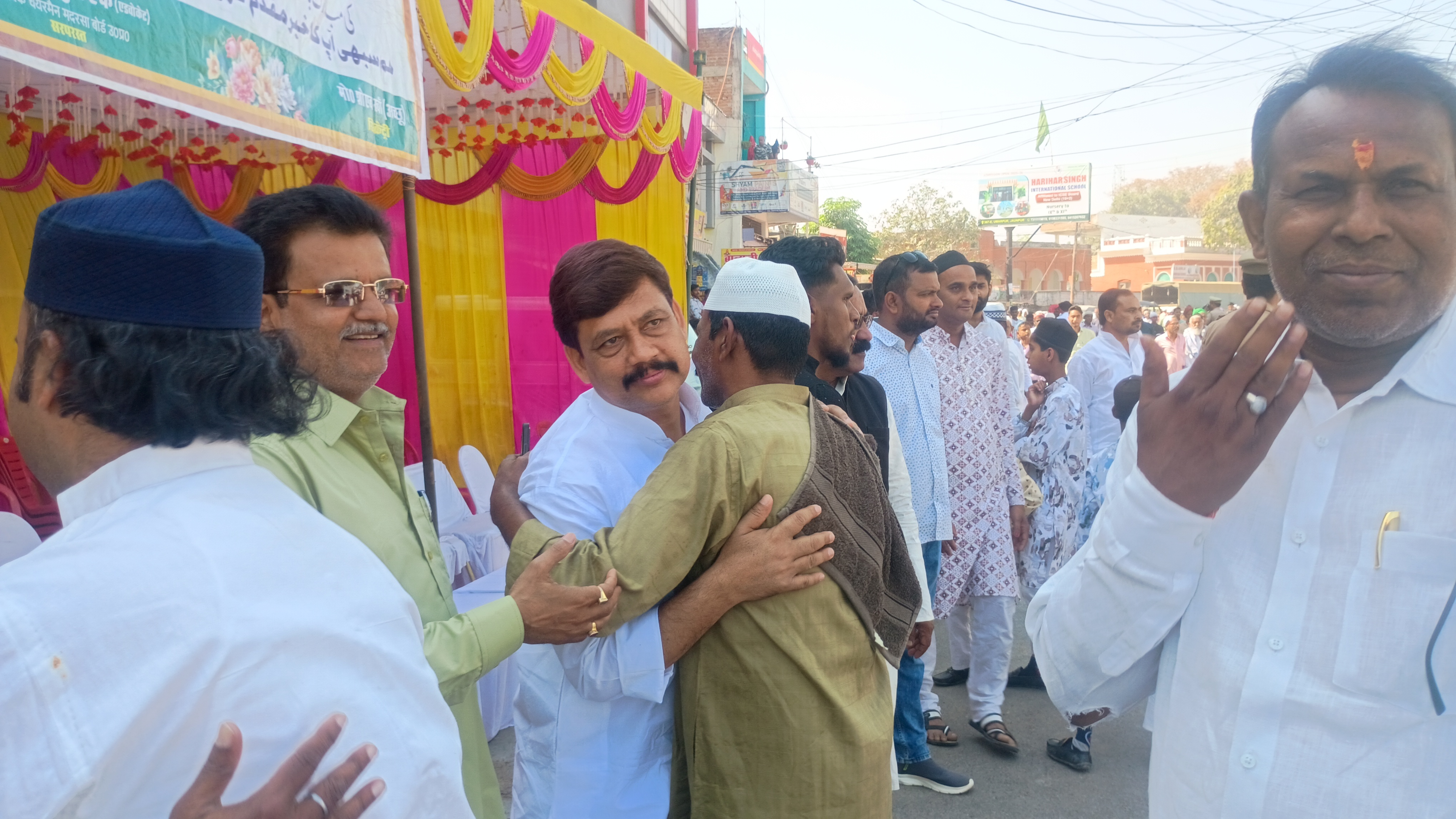 शाही ईदगाह में पूरे अकीदत के पढ़ी गई ईद की नमाज, सुरक्षा व्यवस्था के कड़े इंतजाम ,गले मिलकर बधाई देते हुए शाही ईदगाह में पूरे अकीदत के पढ़ी गई ईद की नमाज, सुरक्षा व्यवस्था के कड़े इंतजाम ,गले मिलकर बधाई देते हुए