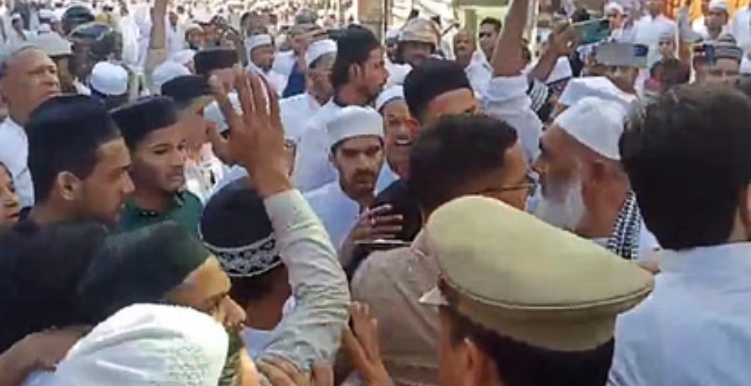 ईद की नमाज अता करने जा रहे नमाजी ईद की नमाज अता करने जा रहे नमाजी