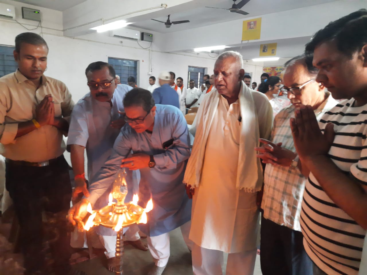उद्घाटन करते अतिथि उद्घाटन करते अतिथि