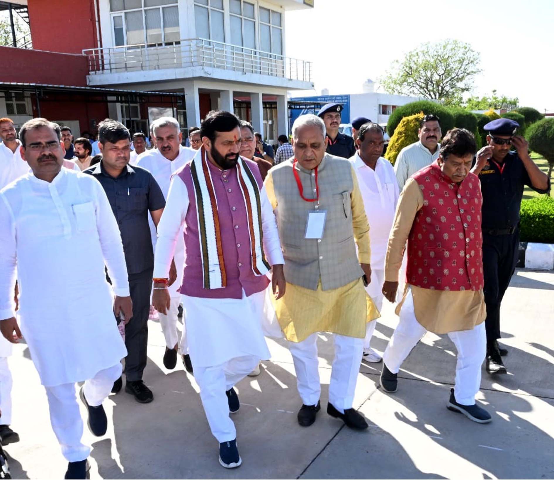 हिसार एयरपोर्ट का दौरा करते मुख्यमंत्री नायब सिंह सैनी। हिसार एयरपोर्ट का दौरा करते मुख्यमंत्री नायब सिंह सैनी।