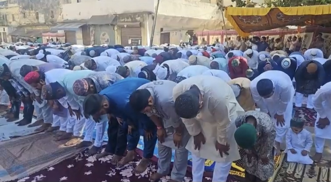 ईद उल फितर का पर्व सौहार्द व भाईचारे से मनाया ईद उल फितर का पर्व सौहार्द व भाईचारे से मनाया