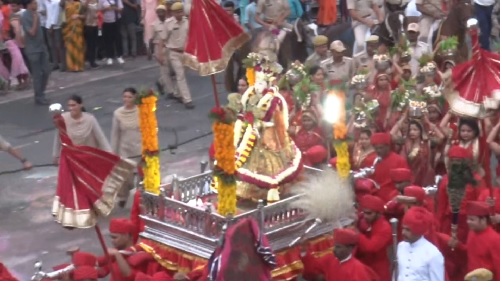राजस्थानी ठाठ -बाठ से निकली गणगौर माता की शाही सवारी राजस्थानी ठाठ -बाठ से निकली गणगौर माता की शाही सवारी
