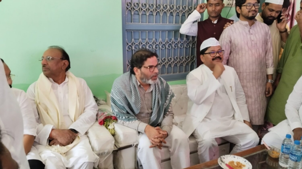 जनसुराज सुप्रीमो प्रशांत किशोर अचानक पहुंचे जेडीयू नेता मुजाहिद आलम के आवास, चर्चाओं का बाजार हुआ गर्म जनसुराज सुप्रीमो प्रशांत किशोर अचानक पहुंचे जेडीयू नेता मुजाहिद आलम के आवास, चर्चाओं का बाजार हुआ गर्म