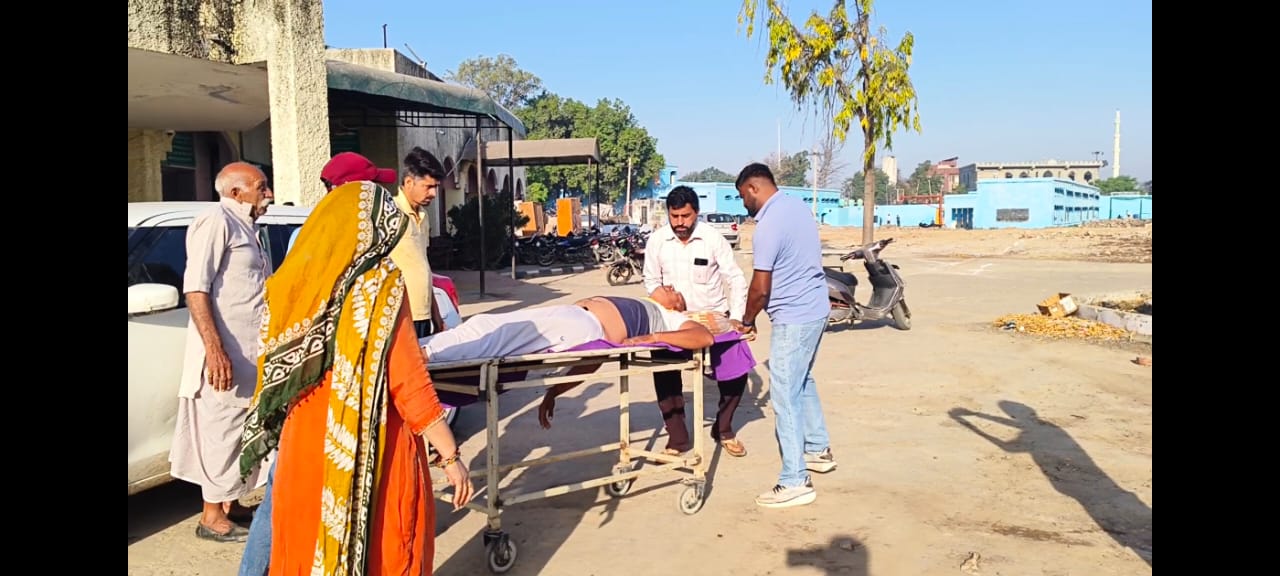 सामुदायिक स्वास्थ्य केंद्र में मरीजों को लेकर आते हुए परिजन सामुदायिक स्वास्थ्य केंद्र में मरीजों को लेकर आते हुए परिजन