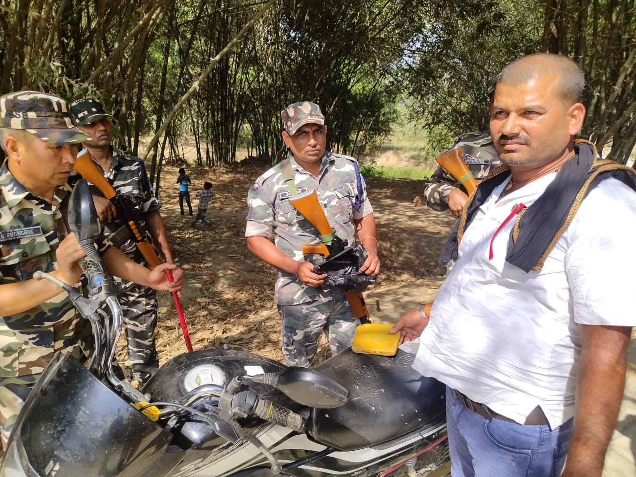 चरस के साथ गिरफ्तार तस्कर चरस के साथ गिरफ्तार तस्कर