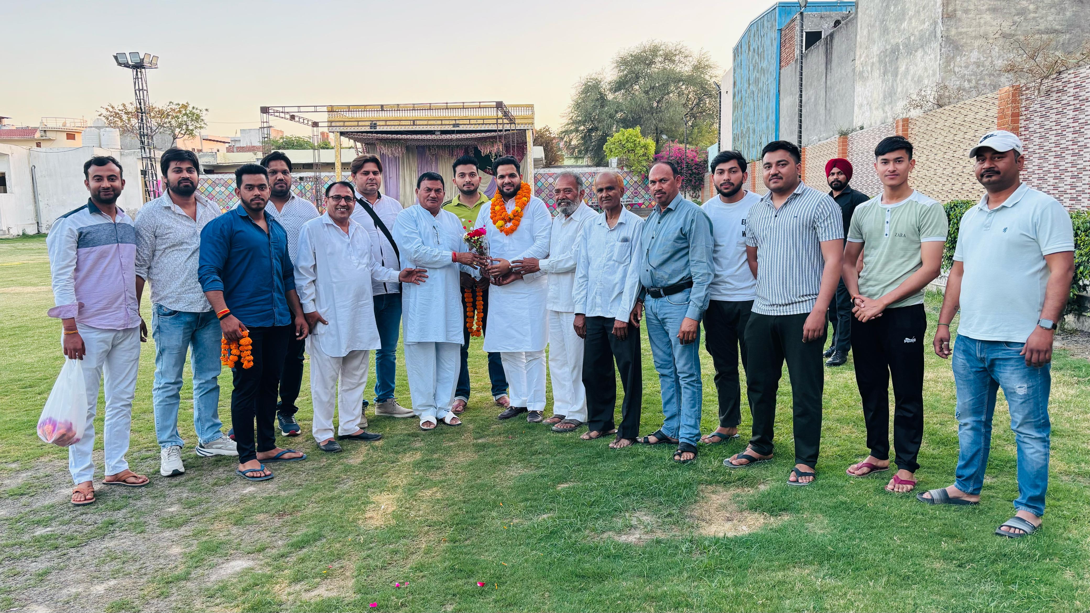 सोमवार को बहादुरगढ़ में इनेलो कार्यकर्ताओं के साथ जितेंद्र नफे सिंह राठी। सोमवार को बहादुरगढ़ में इनेलो कार्यकर्ताओं के साथ जितेंद्र नफे सिंह राठी।
