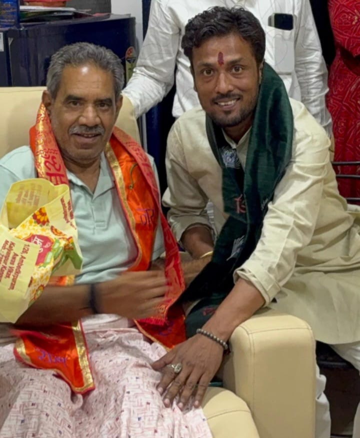 जिलाध्यक्ष मंडल अध्यक्ष को सम्मानित करते हुए जिलाध्यक्ष मंडल अध्यक्ष को सम्मानित करते हुए