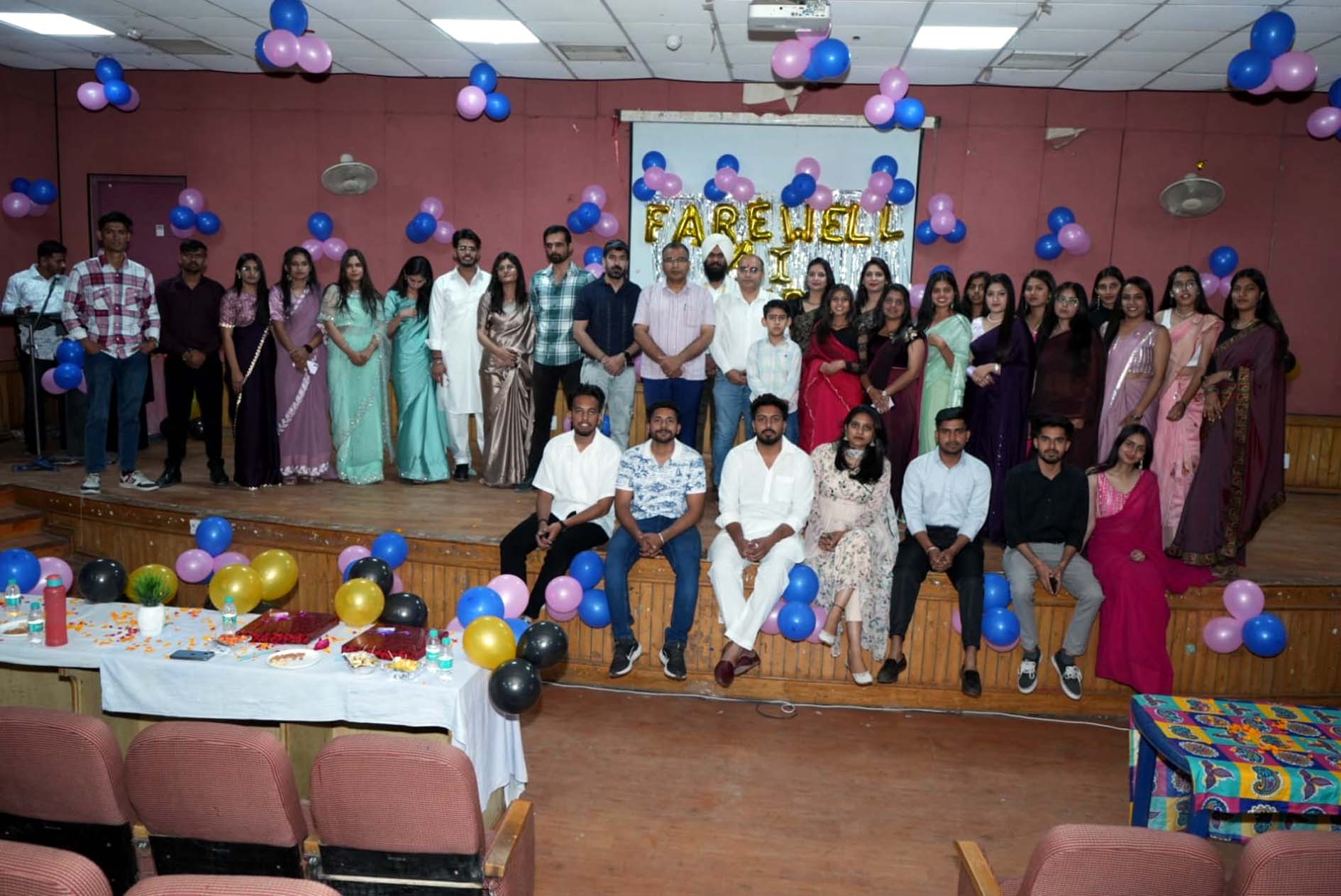 विदाई समारोह में उपस्थित एआई एंड डेटा साइंस विभाग के शिक्षक एवं विद्यार्थी। विदाई समारोह में उपस्थित एआई एंड डेटा साइंस विभाग के शिक्षक एवं विद्यार्थी।