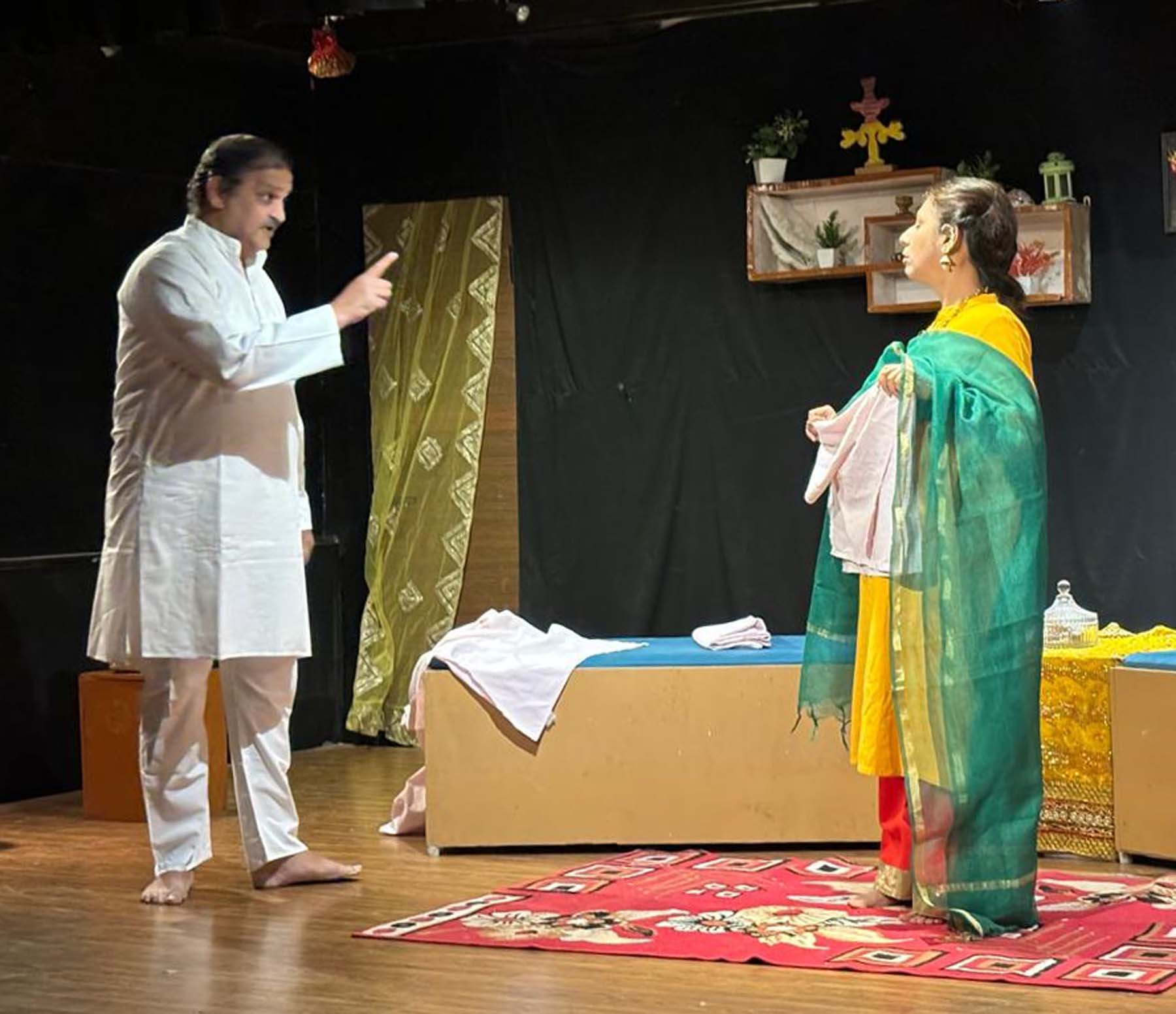 गुरुग्राम में नाटक तू तू-मैं मैं का मंचन करते कलाकार। गुरुग्राम में नाटक तू तू-मैं मैं का मंचन करते कलाकार।