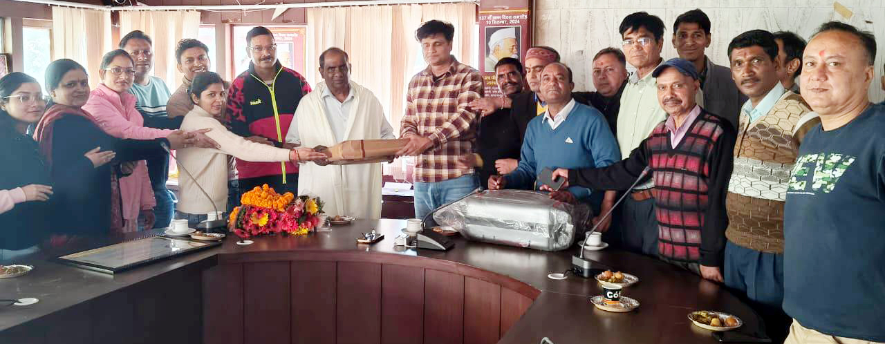 उप कोषाधिकारी सुरेश चन्द्र जोशी को सेवानिवृत्ति पर स्मृति चिन्ह भेंट करते कोषाधिकारी राणा एवं अन्य। उप कोषाधिकारी सुरेश चन्द्र जोशी को सेवानिवृत्ति पर स्मृति चिन्ह भेंट करते कोषाधिकारी राणा एवं अन्य।