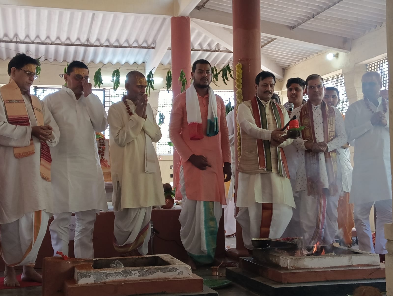 सम्पूर्णानन्द संस्कृत विश्वविद्यालय के स्थापना दिवस पर यज्ञ करते कुलपति सम्पूर्णानन्द संस्कृत विश्वविद्यालय के स्थापना दिवस पर यज्ञ करते कुलपति