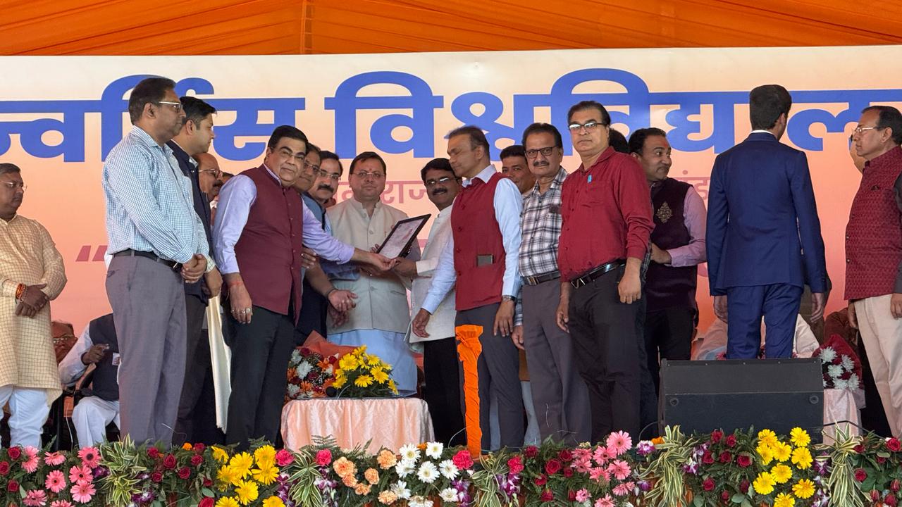 सीएम उत्तराखंड पुष्कर धामी आईएमए पदाधिकारियों को सम्मानित करते हुए