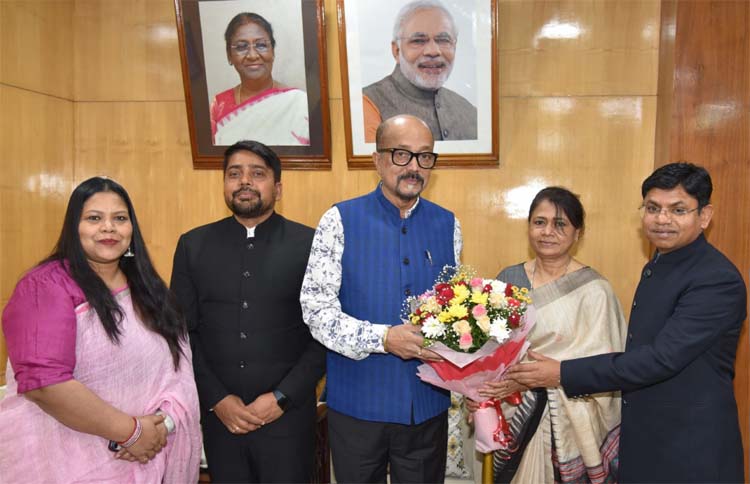 राज्यपाल रमेन डेका से भारतीय प्रशासनिक सेवा में पदोन्नत अधिकारी मुलाकात करते हुए राज्यपाल रमेन डेका से भारतीय प्रशासनिक सेवा में पदोन्नत अधिकारी मुलाकात करते हुए