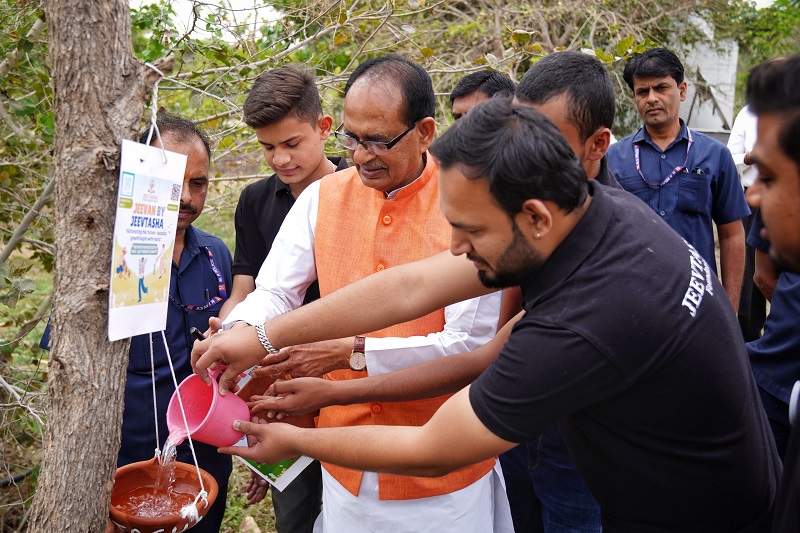 केंद्रीय मंत्री शिवराज सिंह चौहान ने पक्षियों के पानी पीने के लिए रखा सकोरा केंद्रीय मंत्री शिवराज सिंह चौहान ने पक्षियों के पानी पीने के लिए रखा सकोरा