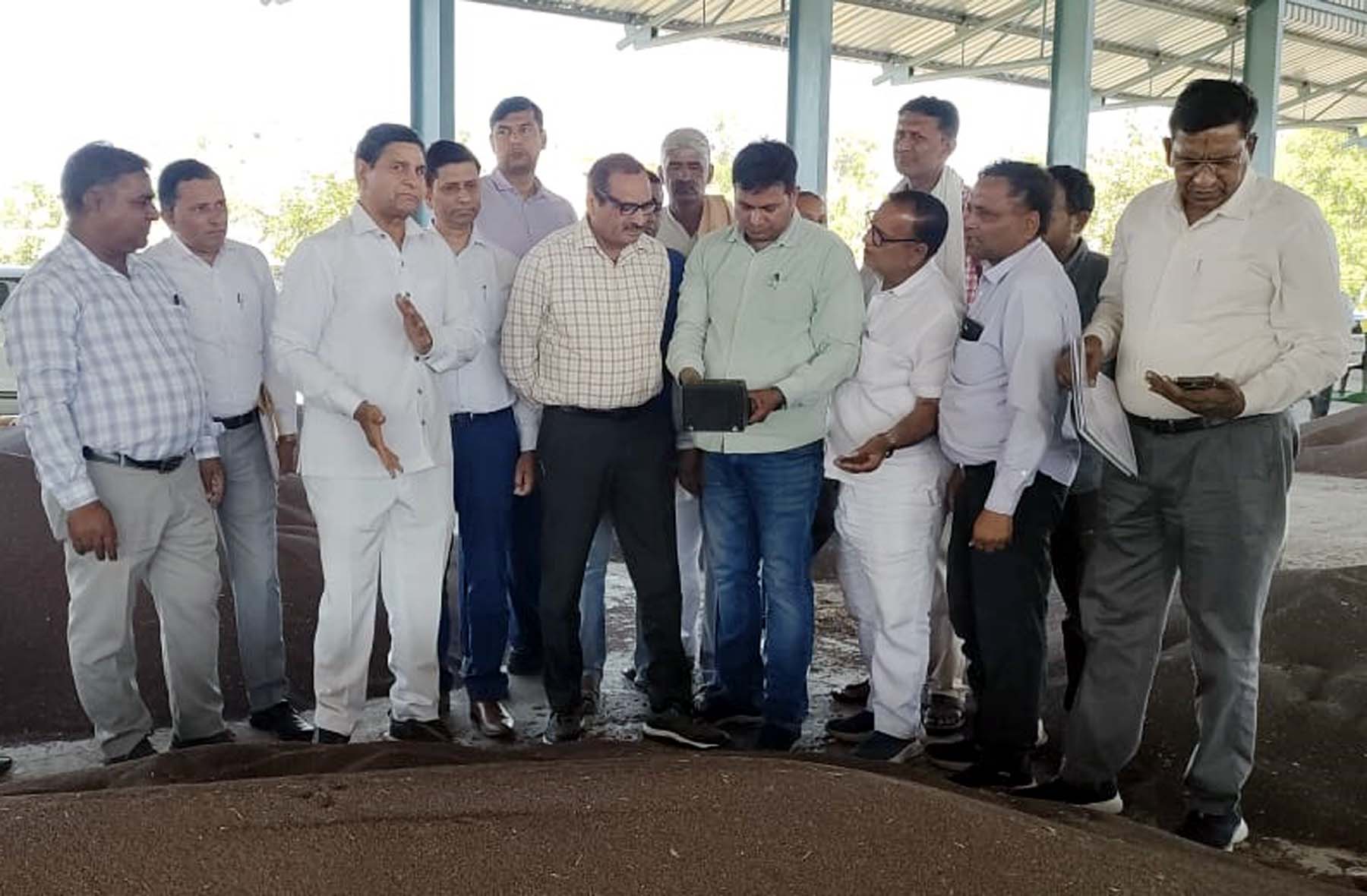 गुरुग्राम की जाटौली मंडी में की गई व्यवस्थाओं का जायजा लेते मंडल आयुक्त आर.सी. बिढान।