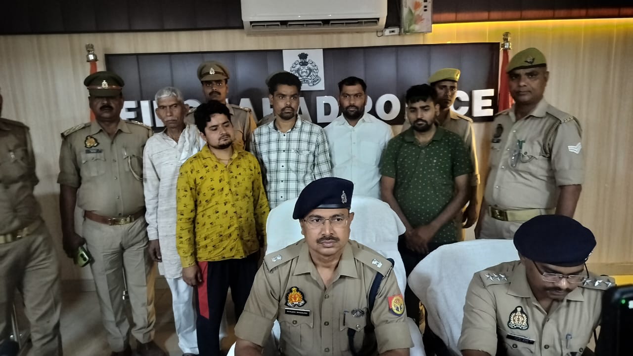 खुलासा करती पुलिस खुलासा करती पुलिस