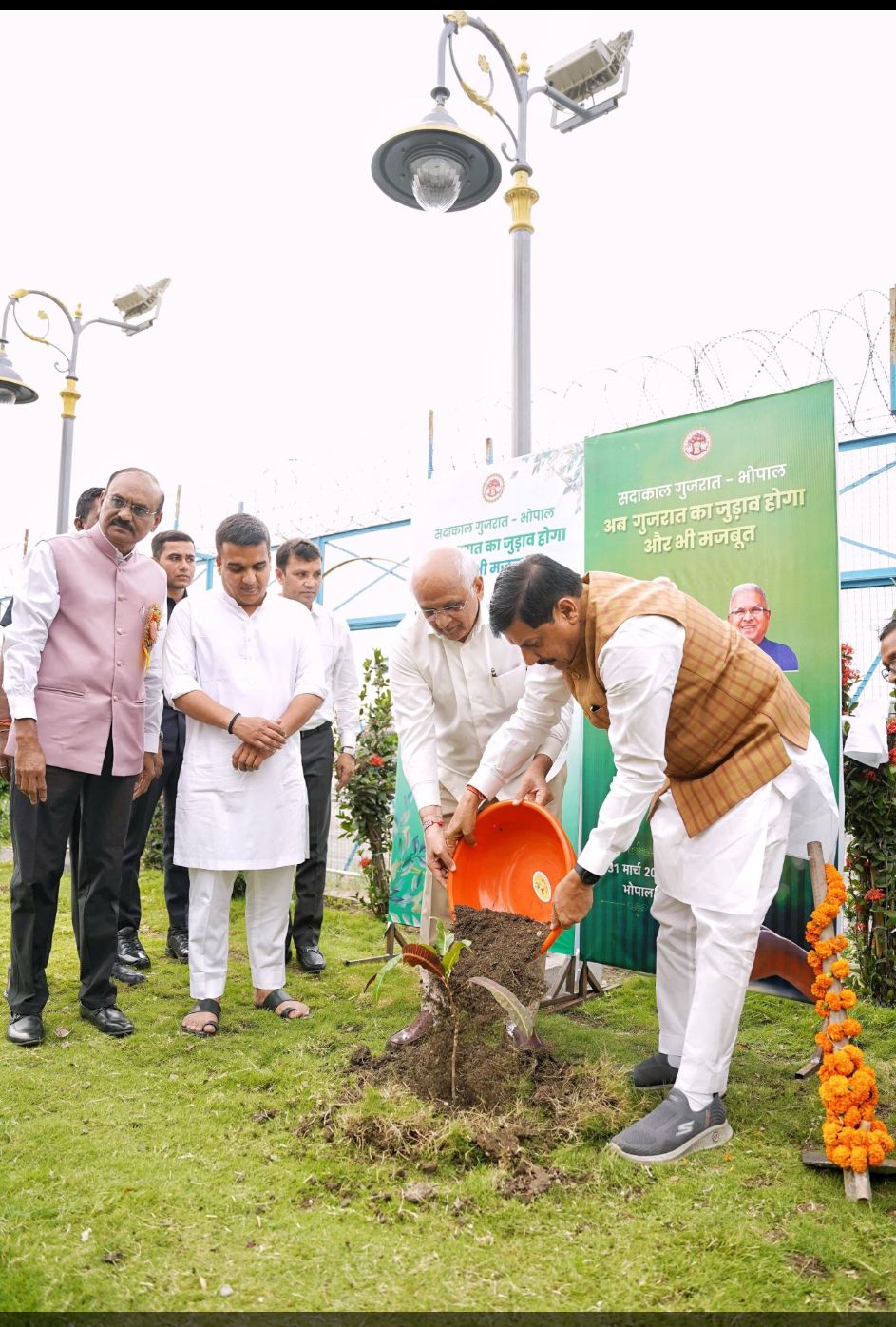 मध्य प्रदेश दौरे के दौरान मुख्यमंत्री भूपेन्द्र पटेल, मध्य प्रदेश के मुख्यमंत्री के साथ पौधारोपण करते हुए