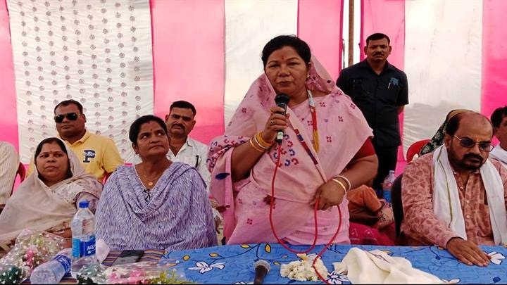 मंत्री संपतिया उइके ने ग्राम जामगांव में 2 करोड़ 77 लाख के निर्माण कार्य का भूमिपूजन किया मंत्री संपतिया उइके ने ग्राम जामगांव में 2 करोड़ 77 लाख के निर्माण कार्य का भूमिपूजन किया