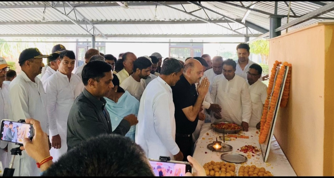 पुष्पांजलि अर्पित करते हुए गणमान्य व्यक्ति पुष्पांजलि अर्पित करते हुए गणमान्य व्यक्ति