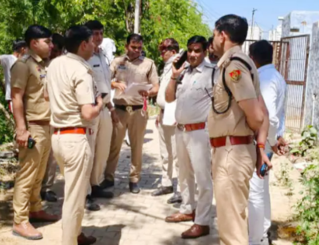 सोनीपत: घटनास्थल पर थाना प्रभारी बीर सिंह इलाके का निरीक्षण करते हुए। सोनीपत: घटनास्थल पर थाना प्रभारी बीर सिंह इलाके का निरीक्षण करते हुए।