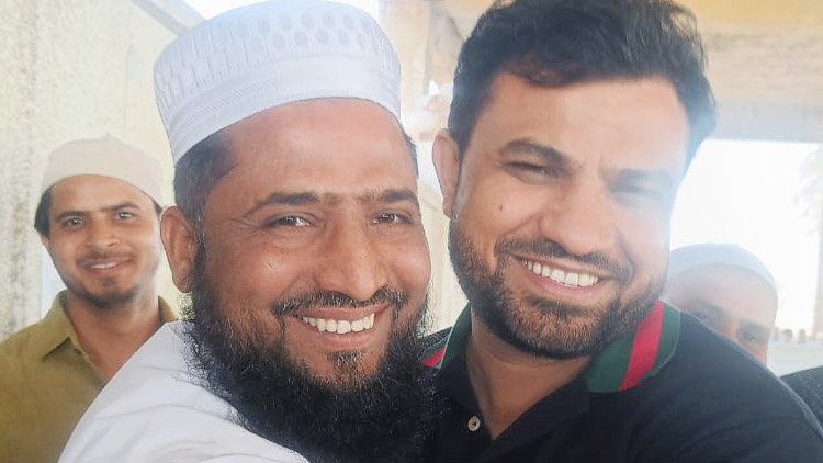 सोनीपत: गन्नौर गांव के शमसुल उलूम मदरसे में विधायक देवेंद्र कादियान मौलाना अरसद नदवी से गले मिलते हुए। सोनीपत: गन्नौर गांव के शमसुल उलूम मदरसे में विधायक देवेंद्र कादियान मौलाना अरसद नदवी से गले मिलते हुए।