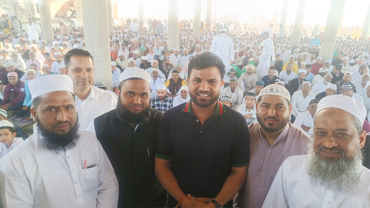 ईदगाह में विधायक देवेंद्र कादियान मुस्लिम समाज के बीच ईद मुबारक कहते हुए। ईदगाह में विधायक देवेंद्र कादियान मुस्लिम समाज के बीच ईद मुबारक कहते हुए।