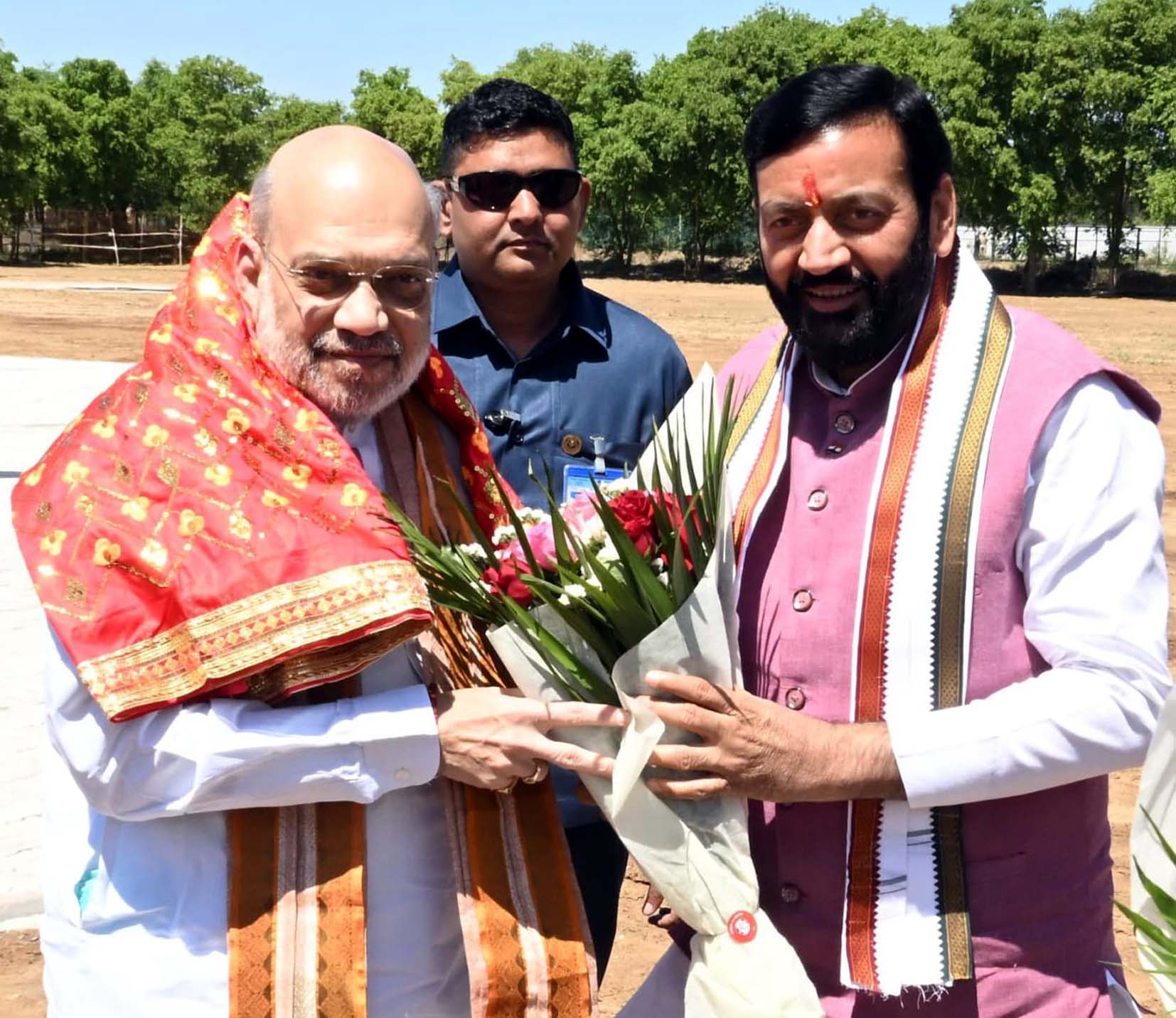 अग्रोहा मेडिकल कॉलेज पहुंचने पर केन्द्रीय गृह मंत्री अमित शाह का स्वागत करते मुख्यमंत्री नायब सिंह सैनी। अग्रोहा मेडिकल कॉलेज पहुंचने पर केन्द्रीय गृह मंत्री अमित शाह का स्वागत करते मुख्यमंत्री नायब सिंह सैनी।