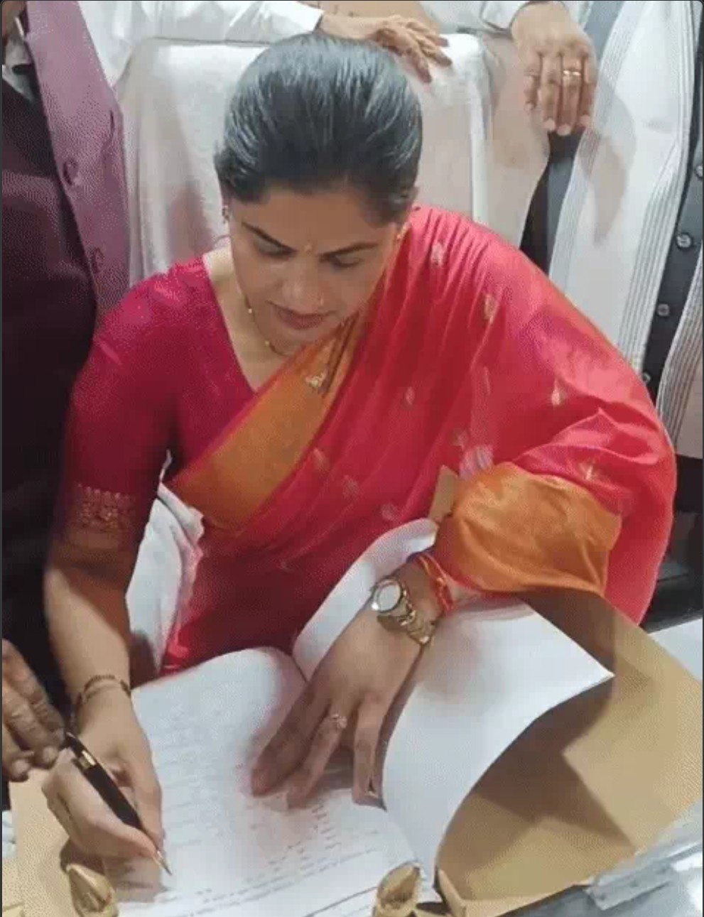 मेयर की कुर्सी पर बैठते ही पहली फाइल पर हस्ताक्षर करती कोमल सैनी। मेयर की कुर्सी पर बैठते ही पहली फाइल पर हस्ताक्षर करती कोमल सैनी।