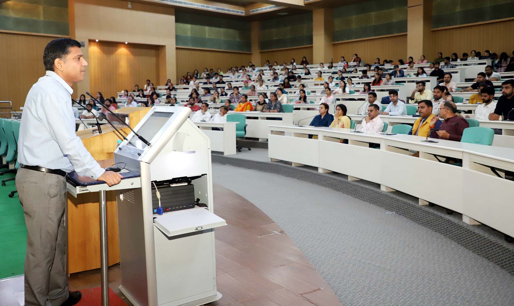 विशेषज्ञ व्याख्यान कार्यक्रम में विद्यार्थियों को सम्बोधित करते रिसोर्स पर्सन डॉ. नीरज कुमार सिंह। विशेषज्ञ व्याख्यान कार्यक्रम में विद्यार्थियों को सम्बोधित करते रिसोर्स पर्सन डॉ. नीरज कुमार सिंह।