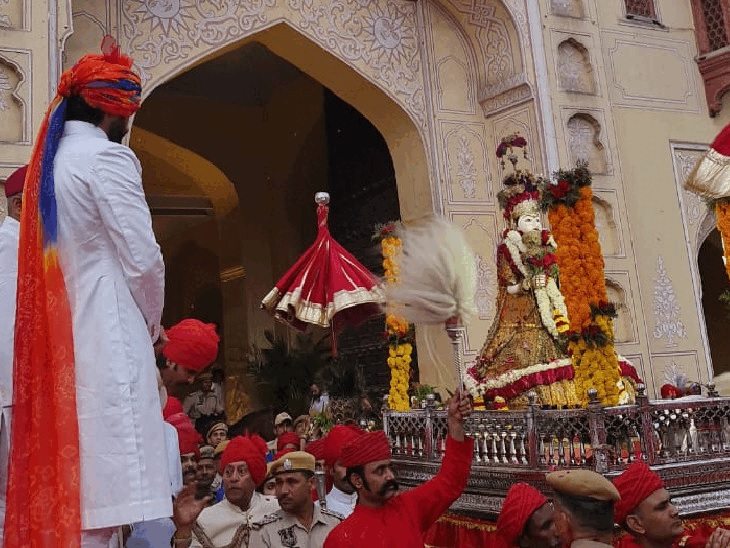 राजस्थानी ठाठ -बाठ से निकली गणगौर माता की शाही सवारी राजस्थानी ठाठ -बाठ से निकली गणगौर माता की शाही सवारी