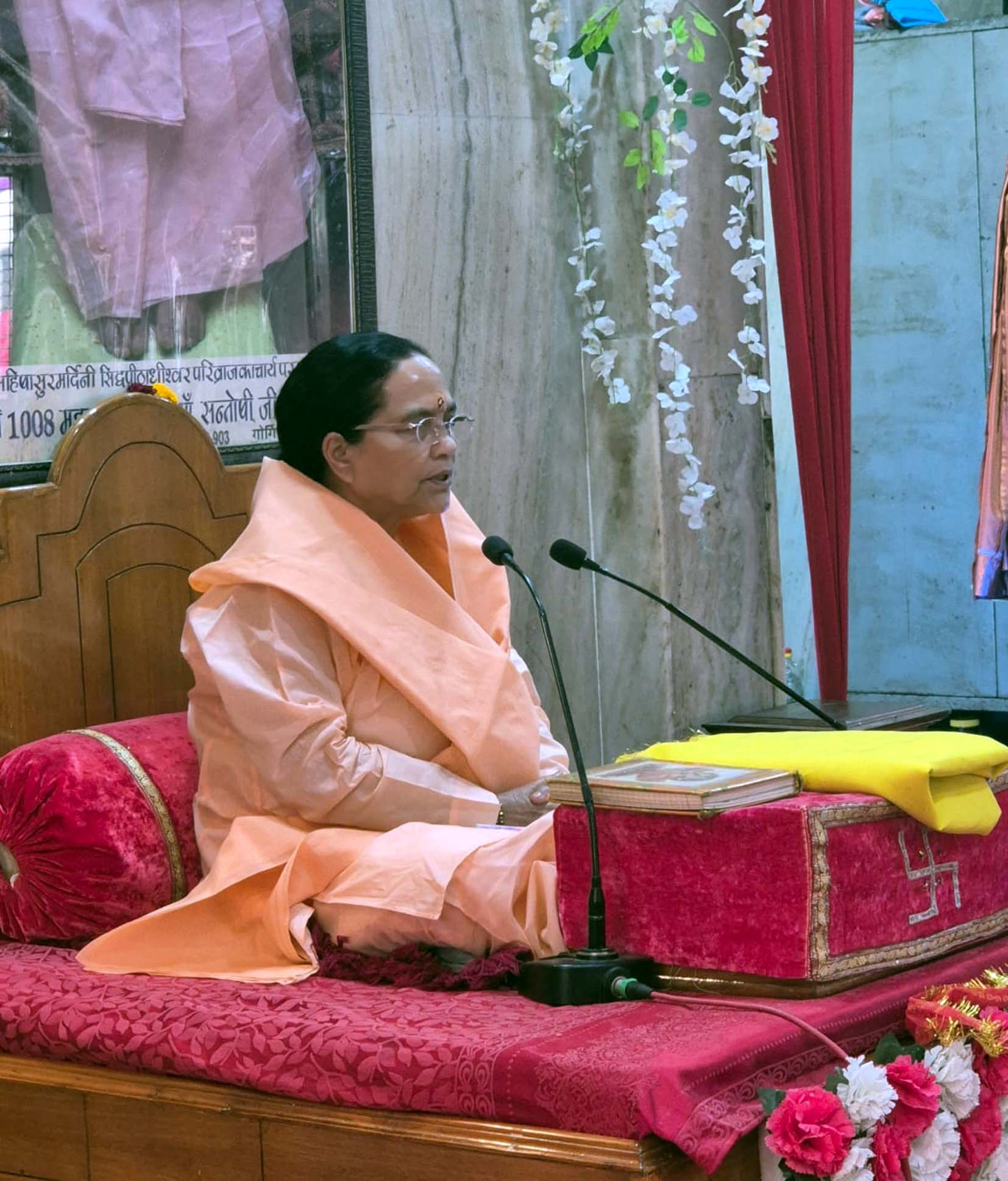 श्री आद्यशक्ति पीठ मां संतोषी आश्रम में प्रवचन करती महामंडलेश्वर संतोषी माता जी। श्री आद्यशक्ति पीठ मां संतोषी आश्रम में प्रवचन करती महामंडलेश्वर संतोषी माता जी।