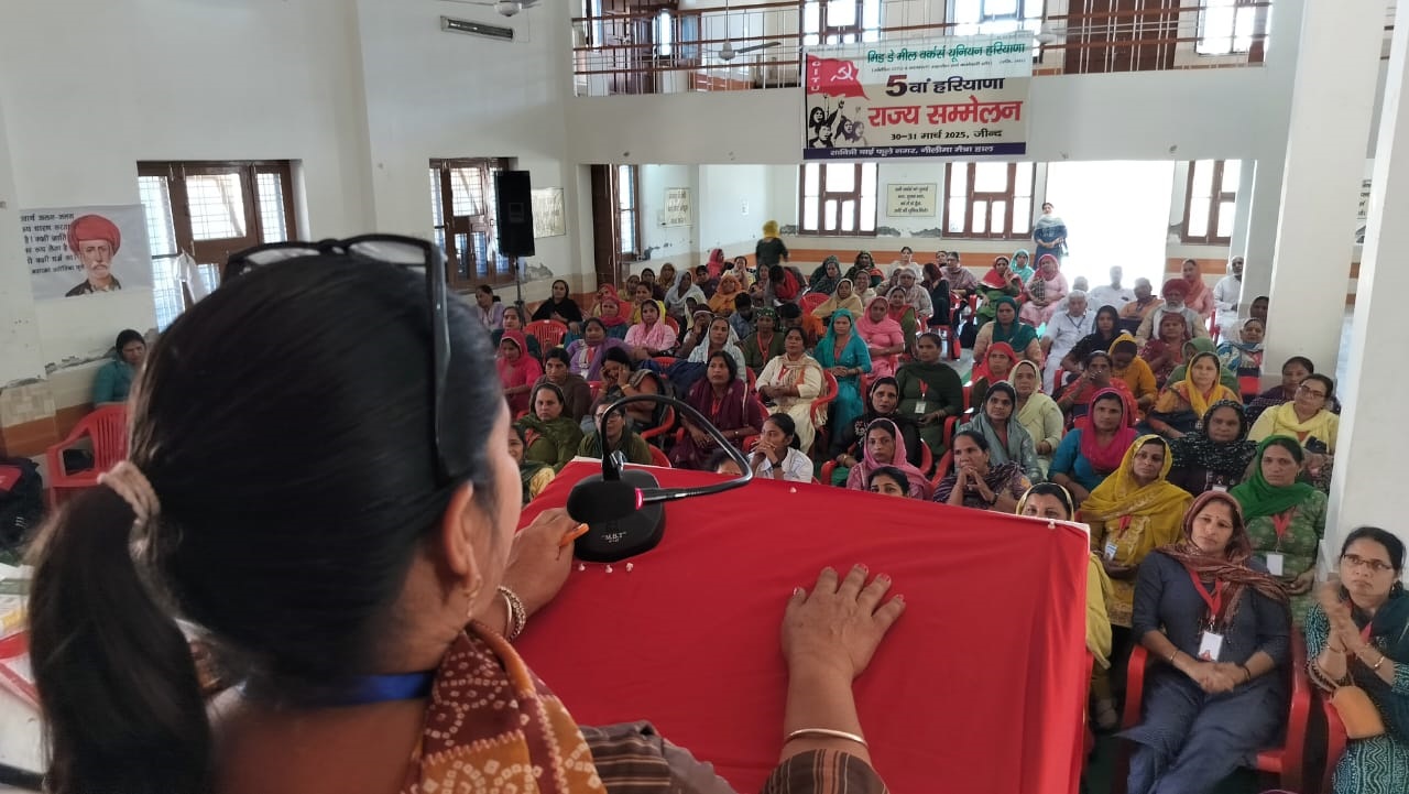 सम्मेलन को संबोधित करते हुए वक्ता। सम्मेलन को संबोधित करते हुए वक्ता।