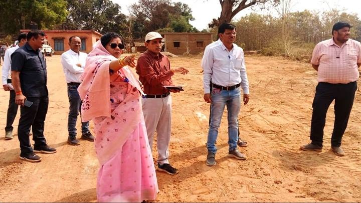 मंडलाः सामूहिक कार्यक्रम 16 अप्रैल को, मंत्री संपतिया उइके ने किया कार्यक्रम स्थल का निरीक्षण मंडलाः सामूहिक कार्यक्रम 16 अप्रैल को, मंत्री संपतिया उइके ने किया कार्यक्रम स्थल का निरीक्षण