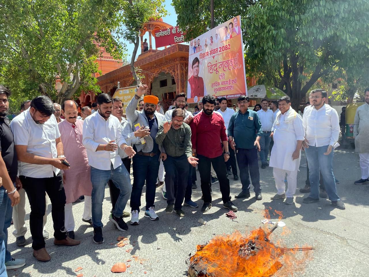 सपा सांसद का पुतला फूंकते क्षत्रिय समाज के लोग सपा सांसद का पुतला फूंकते क्षत्रिय समाज के लोग