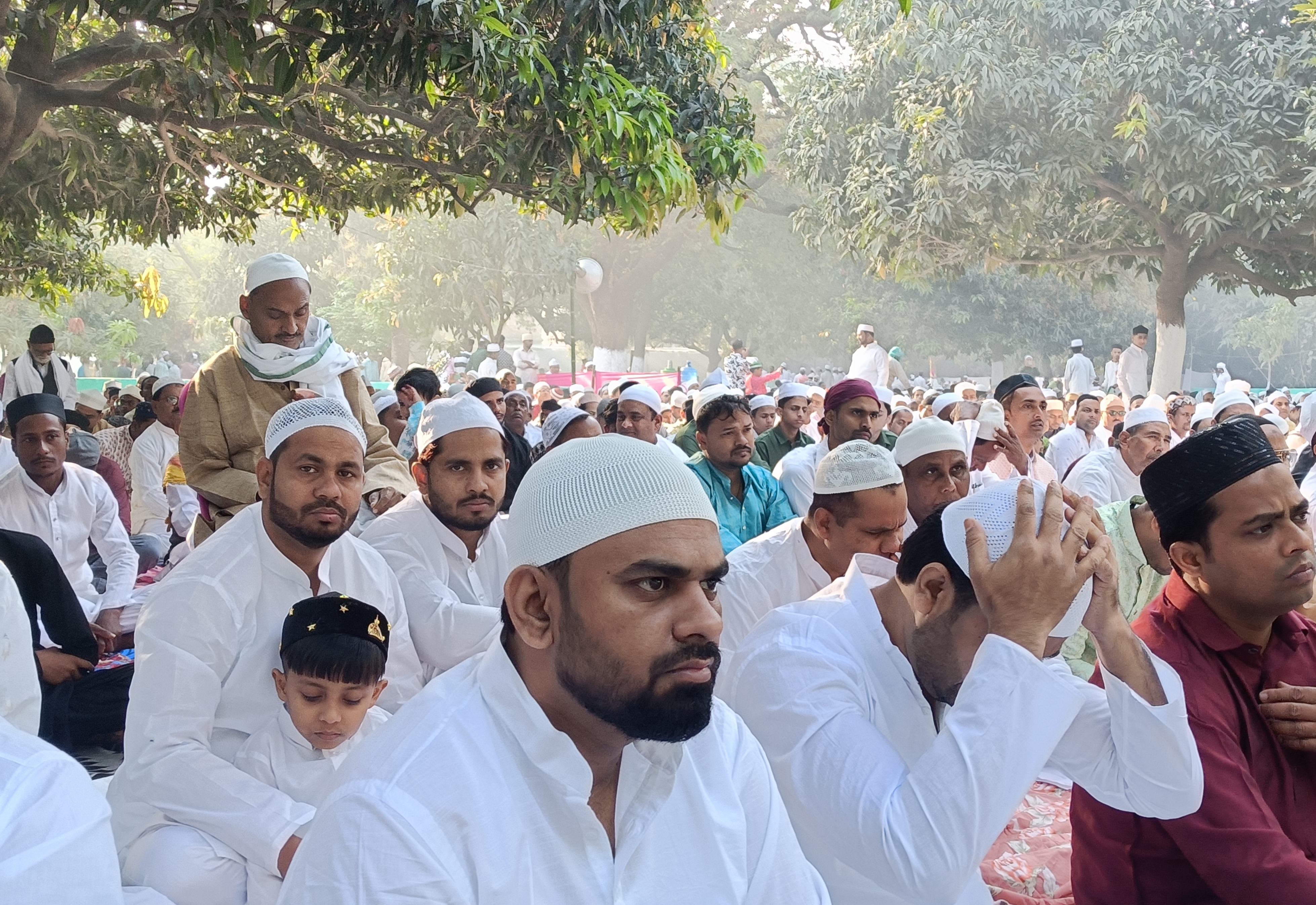 पश्चिम चंपारण में पूरी अकीदत के साथ पढ़ी गई ईद की पश्चिम चंपारण में पूरी अकीदत के साथ पढ़ी गई ईद की