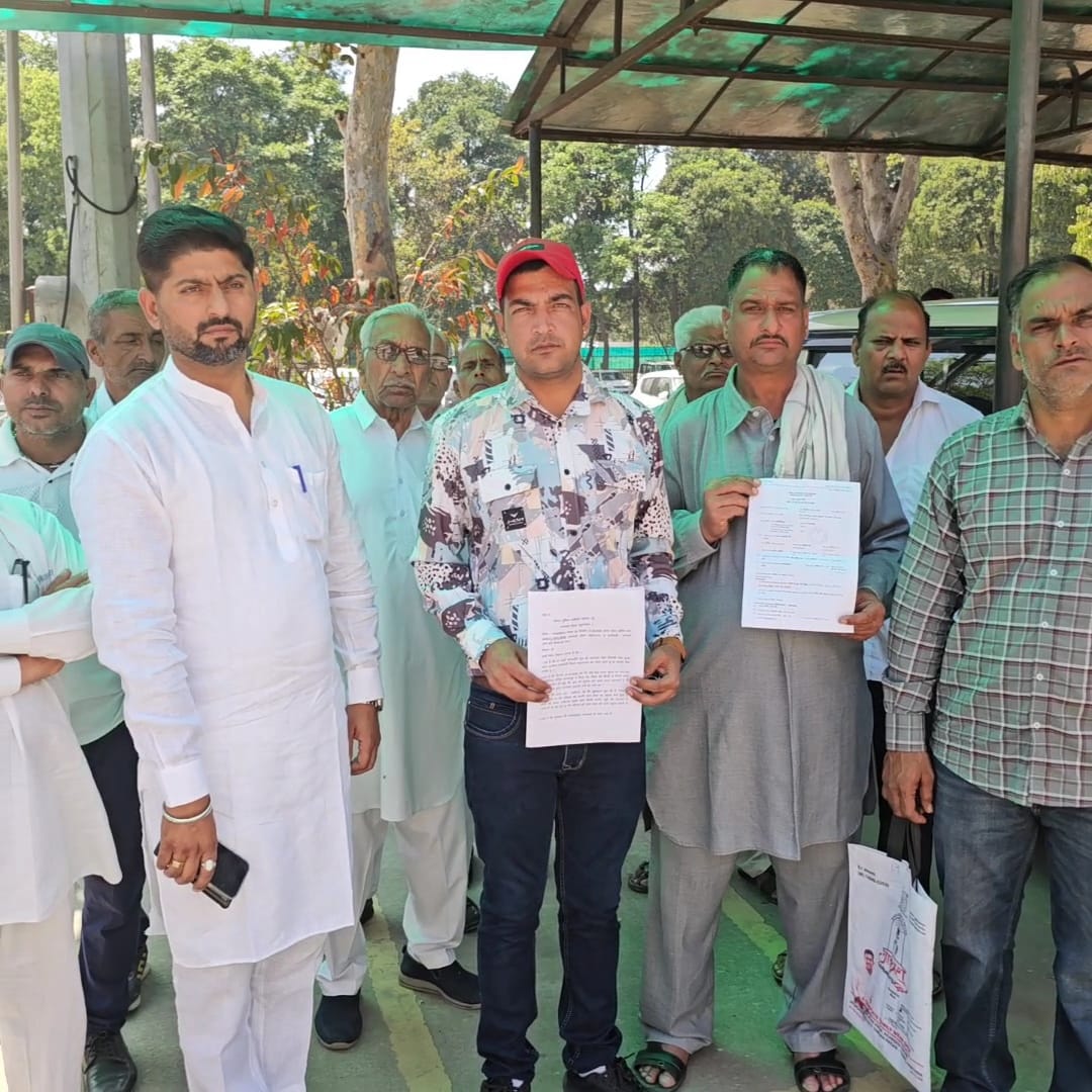 पुलिस अधीक्षक कार्यालय पहुंचे शिकायत देने परिजन पुलिस अधीक्षक कार्यालय पहुंचे शिकायत देने परिजन