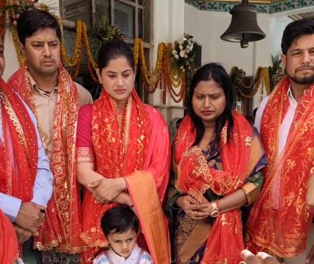 मेयर का पदभार संभालने से पूर्व देवी मंदिर में माता का लेने पहुंची परिवार के साथ कोमल सैनी मेयर का पदभार संभालने से पूर्व देवी मंदिर में माता का लेने पहुंची परिवार के साथ कोमल सैनी