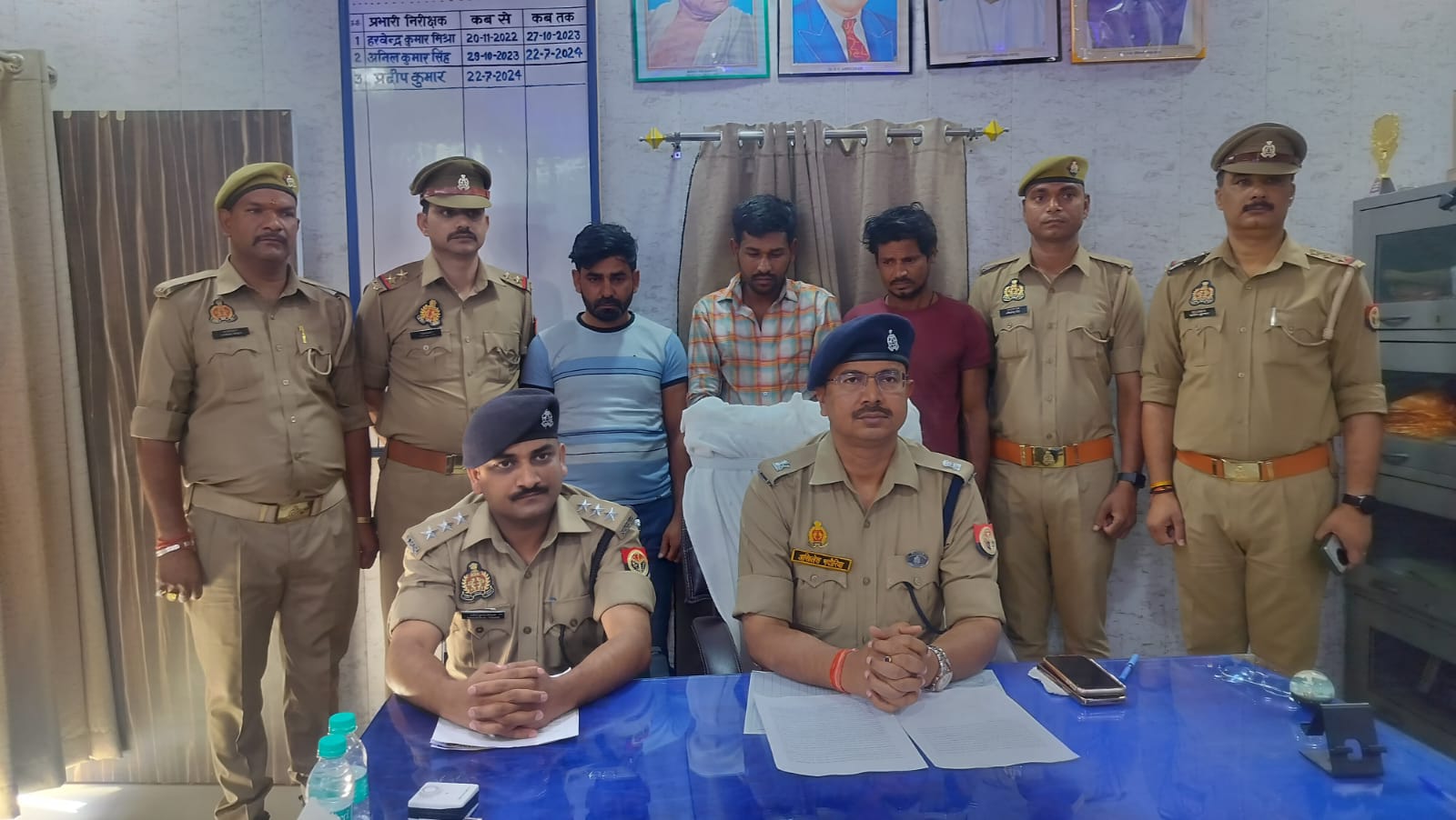 खुलासा करती पुलिस