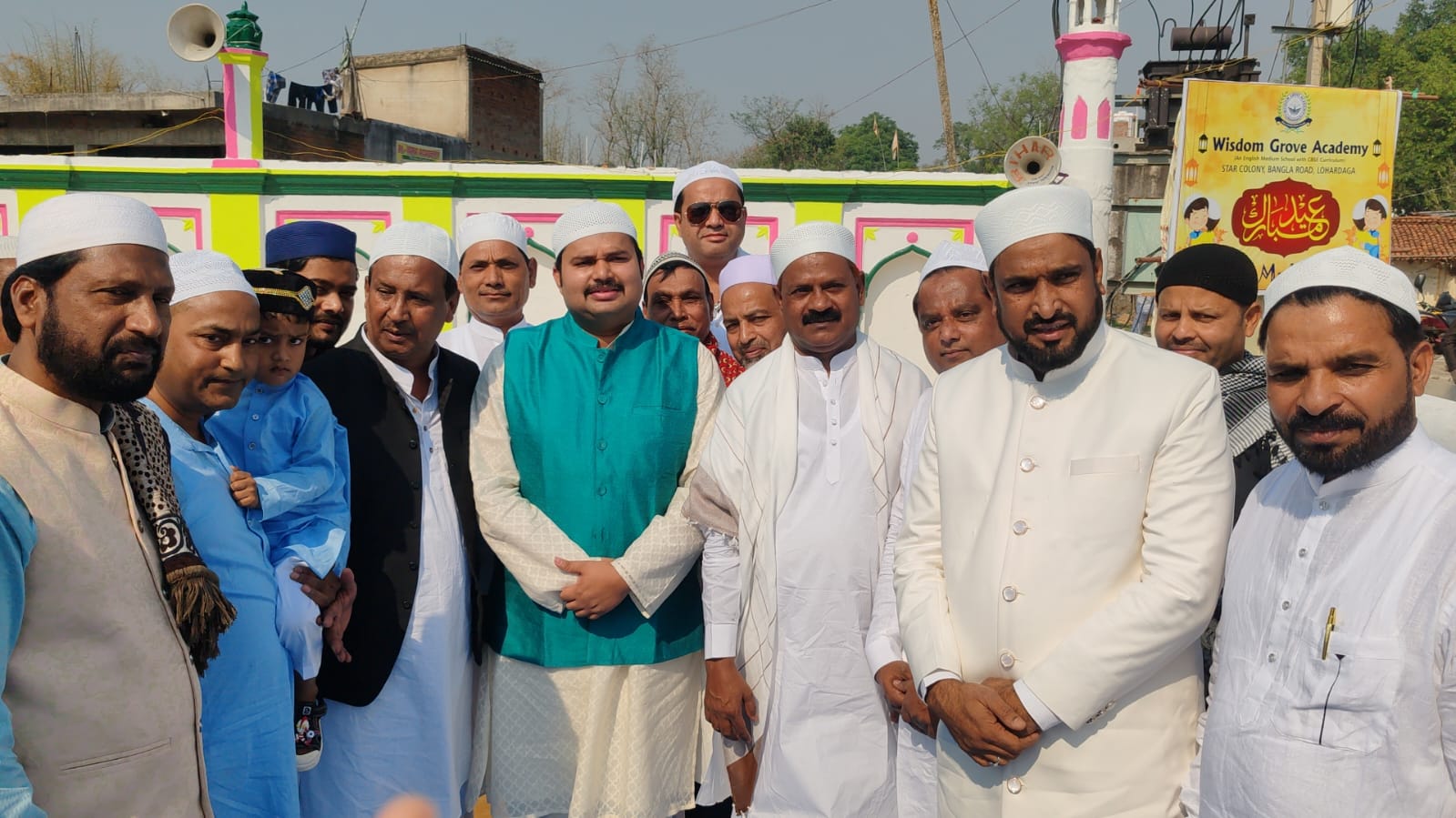फोटो. लोहरदगा ईदगाह मे नमाज के बाद लोगों से मिलते एसपी हारिश बिन जमा फोटो. लोहरदगा ईदगाह मे नमाज के बाद लोगों से मिलते एसपी हारिश बिन जमा