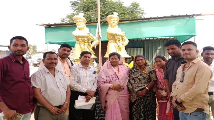 मंत्री संपतिया उइके ने राजा शंकरशाह एवं कुंवर रघुनाथशाह की प्रतिमा का अनावरण किया मंत्री संपतिया उइके ने राजा शंकरशाह एवं कुंवर रघुनाथशाह की प्रतिमा का अनावरण किया