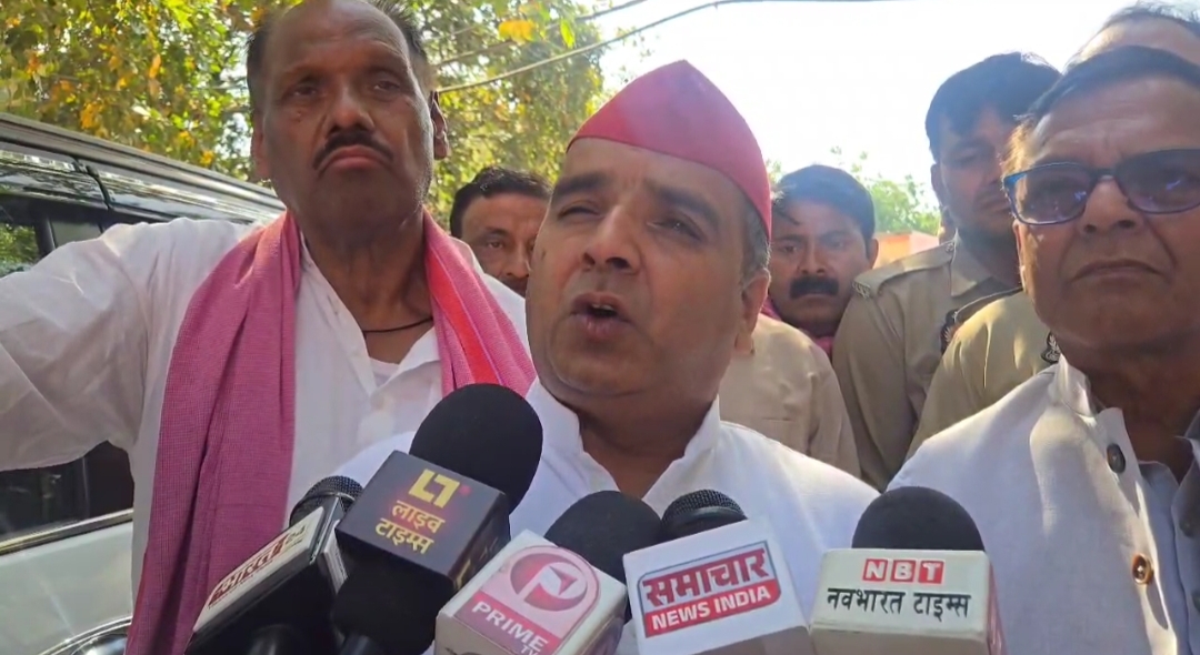 मीडिया से बातचीत करते सांसद धर्मेन्द्र यादव मीडिया से बातचीत करते सांसद धर्मेन्द्र यादव