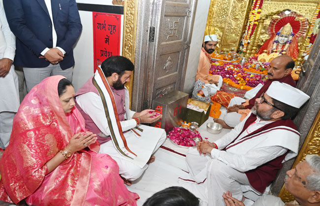 हरियाणा के मुख्यमंत्री नायब सैनी मनसा देवी मंदिर में पत्नी के साथ पूजा करते हुए हरियाणा के मुख्यमंत्री नायब सैनी मनसा देवी मंदिर में पत्नी के साथ पूजा करते हुए