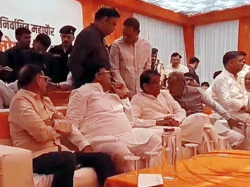 समारोह में मंचासीन गुर्जर नेताओं को डांटते हुए समारोह में मंचासीन गुर्जर नेताओं को डांटते हुए